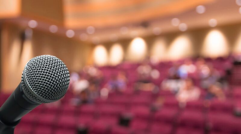 Fußball-Talk mit Promis: "Helmers Heldentour“ live in Freudenstadt